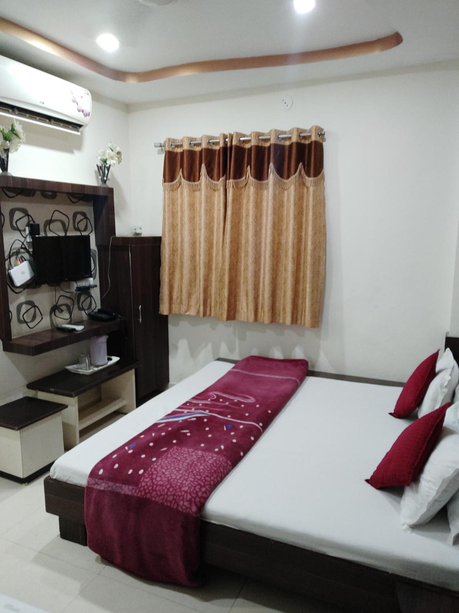 Hotel Vrandavan Palace Near Mahakal Temple Ujjain Dış mekan fotoğraf