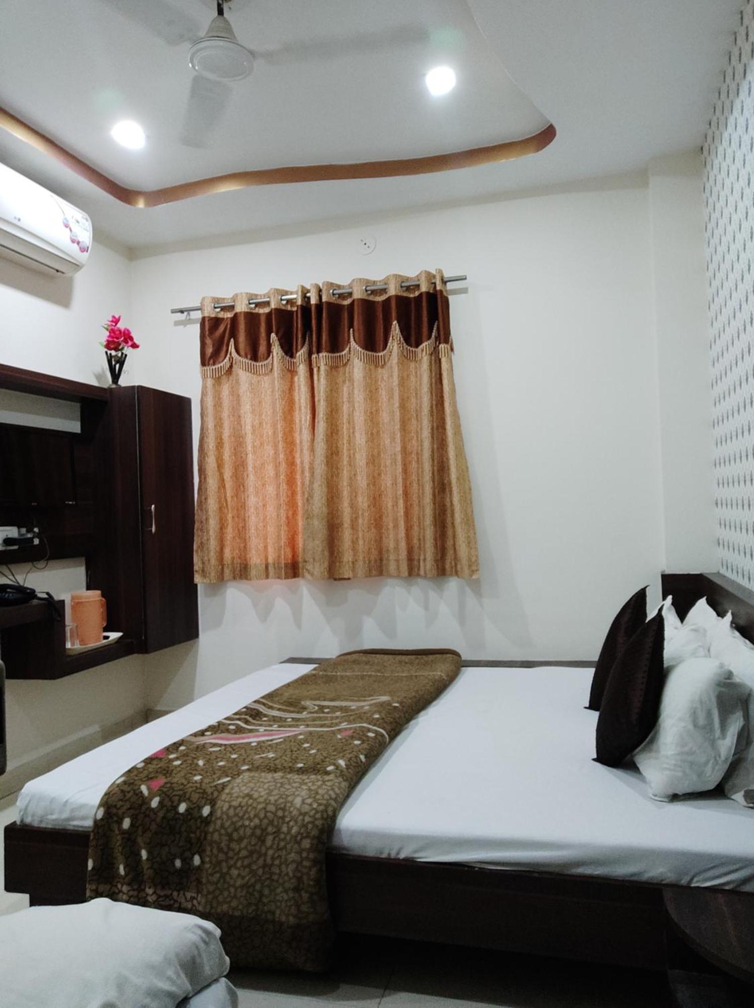 Hotel Vrandavan Palace Near Mahakal Temple Ujjain Dış mekan fotoğraf